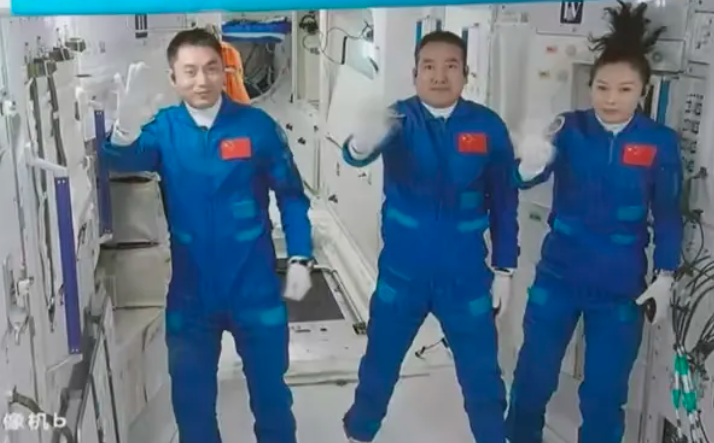 三位航天员在太空是怎么睡觉的？太空生活原来是这样的